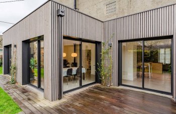 Extension bois contemporaine avec grandes baies vitrées